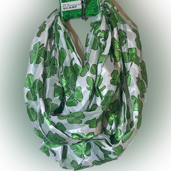 💥NEW Scarf Infinity St. Patrick's Day Shamrock White Green Loop Wrap Neckwear - Picture 1 of 5
